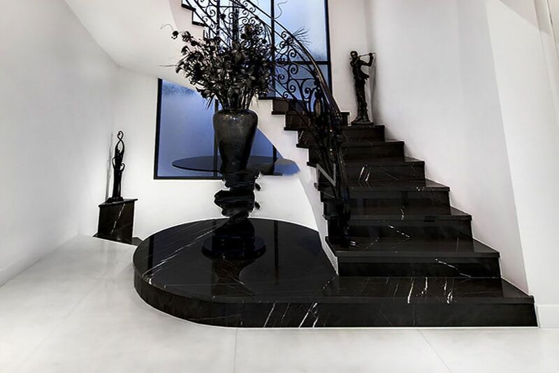 Màu đen huyền bí với độ bóng tự nhiên giúp tạo điểm nhấn và tăng độ sang trọng cho ngôi nhà