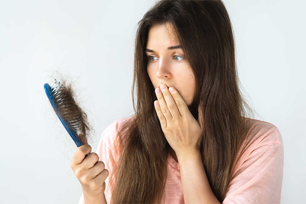 Người bị stress thường rụng tóc nhiều hơn người bình thường