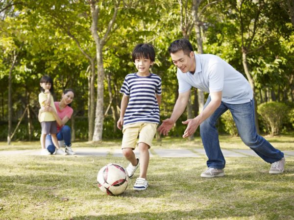 Cho trẻ vận động thể thao giúp trẻ tăng cường trao đôi chất và ăn nhiều hơn.