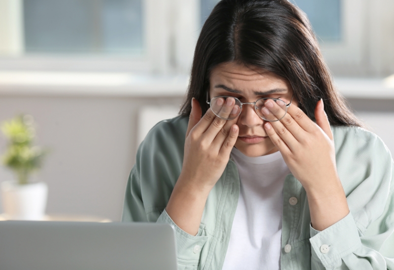 Mỏi mắt, nhức mắt, nhìn mờ do mắt phải điều tiết nhiều cần bổ sung thuốc bổ mắt