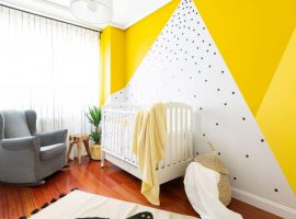 Cách dễ nhất và hấp dẫn nhất để thêm màu vàng vào phòng ngủ trẻ sơ sinh là sử dụng bức tường điểm nhấn.